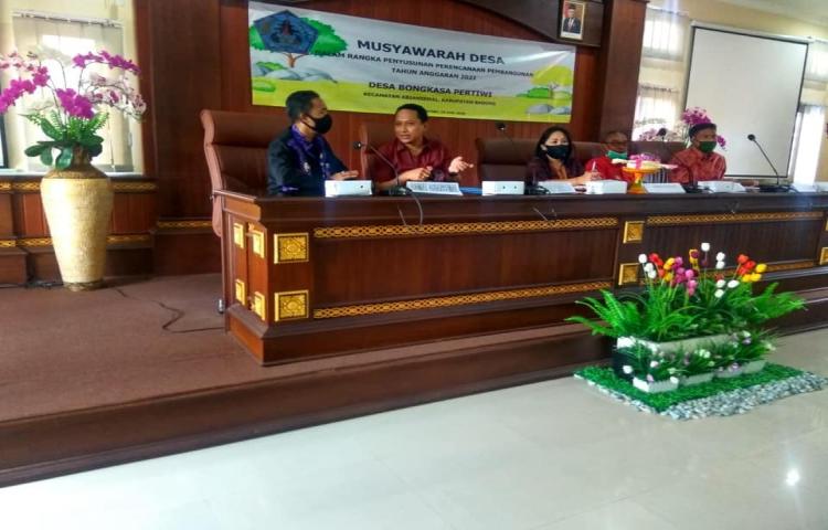 Musyawarah-Desa-di-Kantor-Desa-Bongkasa-Pertiwi_540180.jpg